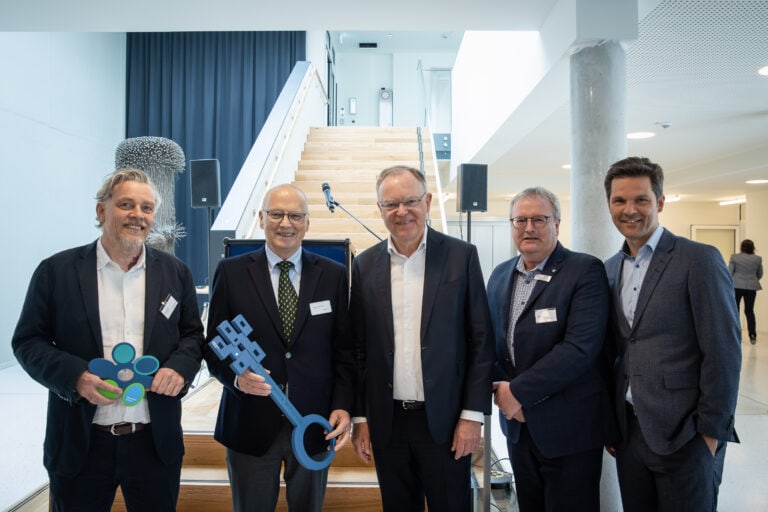 Presse 13 Der Architekt übergibt den Schlüssel an den Geschäftsführer im Beisein der Grußwortredner.
